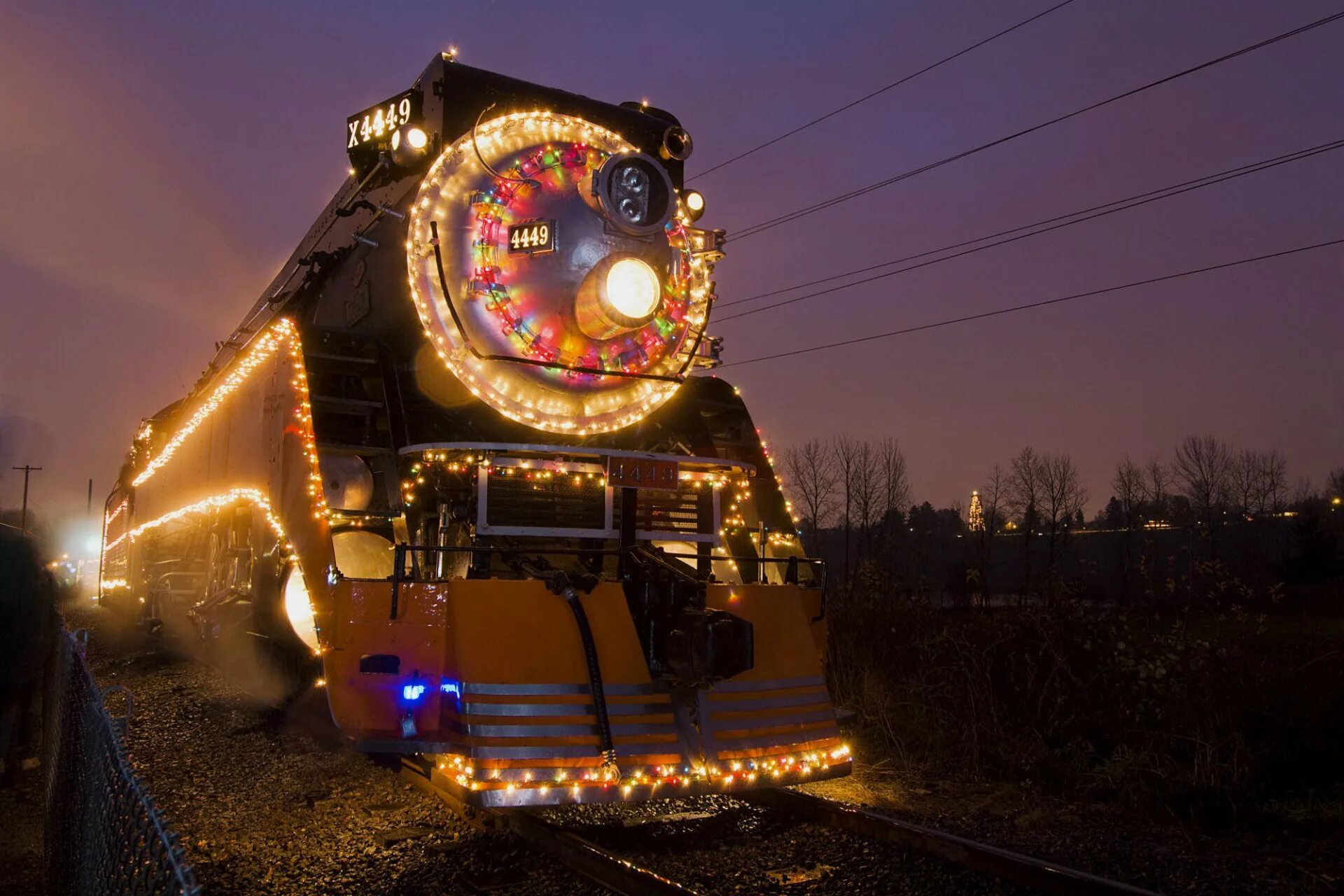 Новогодний игрушечный поезд. Новогодний поезд игрушка. Christmas trains. Новый год железная дорога. Паровоз полярный экспресс.