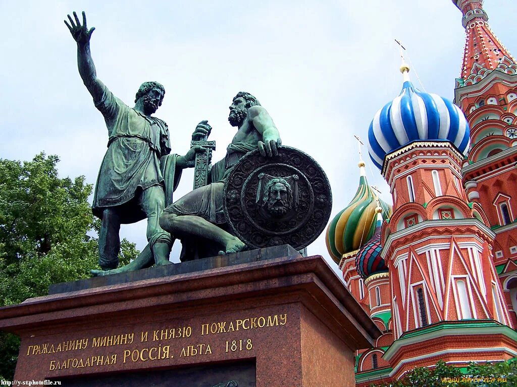 На какой площади установлен памятник. Памятник минину и пожарскому на красной площади в москве. памятник кузьмы минина и дмитрия пожарского. памятник кузьме минину и дмитрию пожарскому в москве. кузьма минин и дмитрий пожарский памятник.