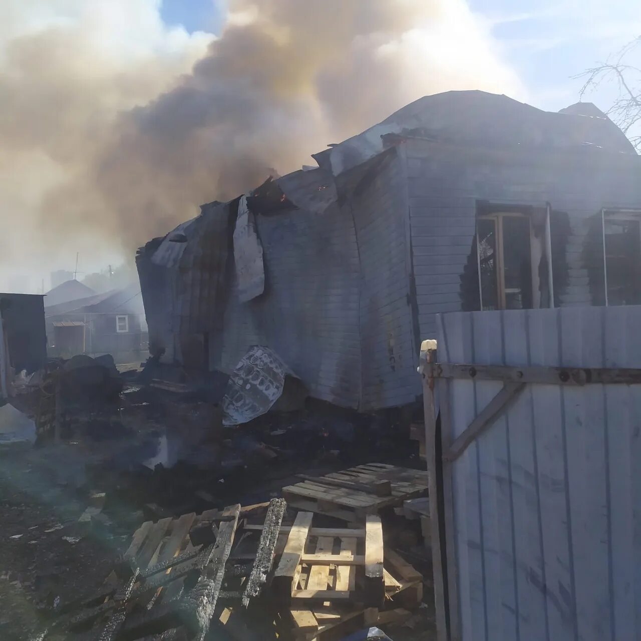Карпинского 35 пожар. Пожар в жилом доме. Пожар в тц триумф. Пожар в торговом центре "триумф" в пензе. Пожар в арбеково.