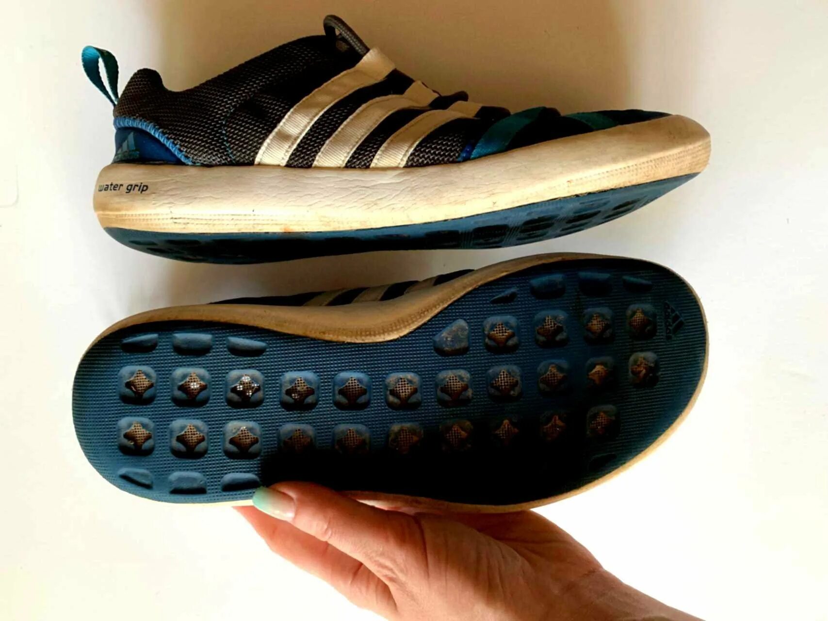 Тапочки крокс подошва. Подошва с дырочками. Шлепанцы с отверстиями в подошве. Geox 1531 d725ah. Сланцы с отверстиями в подошве.