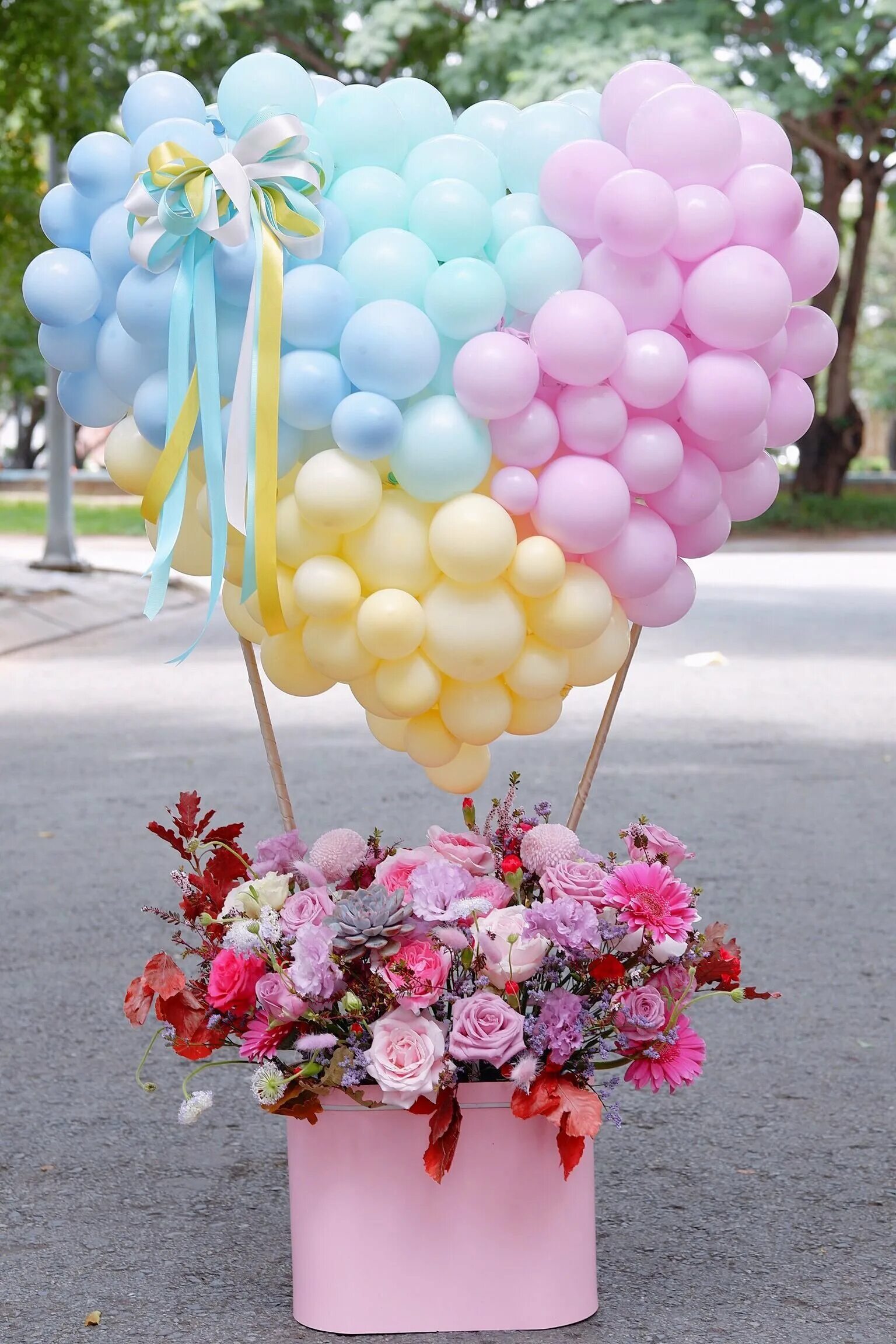 С днем рождения девушке с шарами. Шары с днем рождения. Красивые композиции с шарами. С днём рождения шарики. Красивые шары на день рождения.