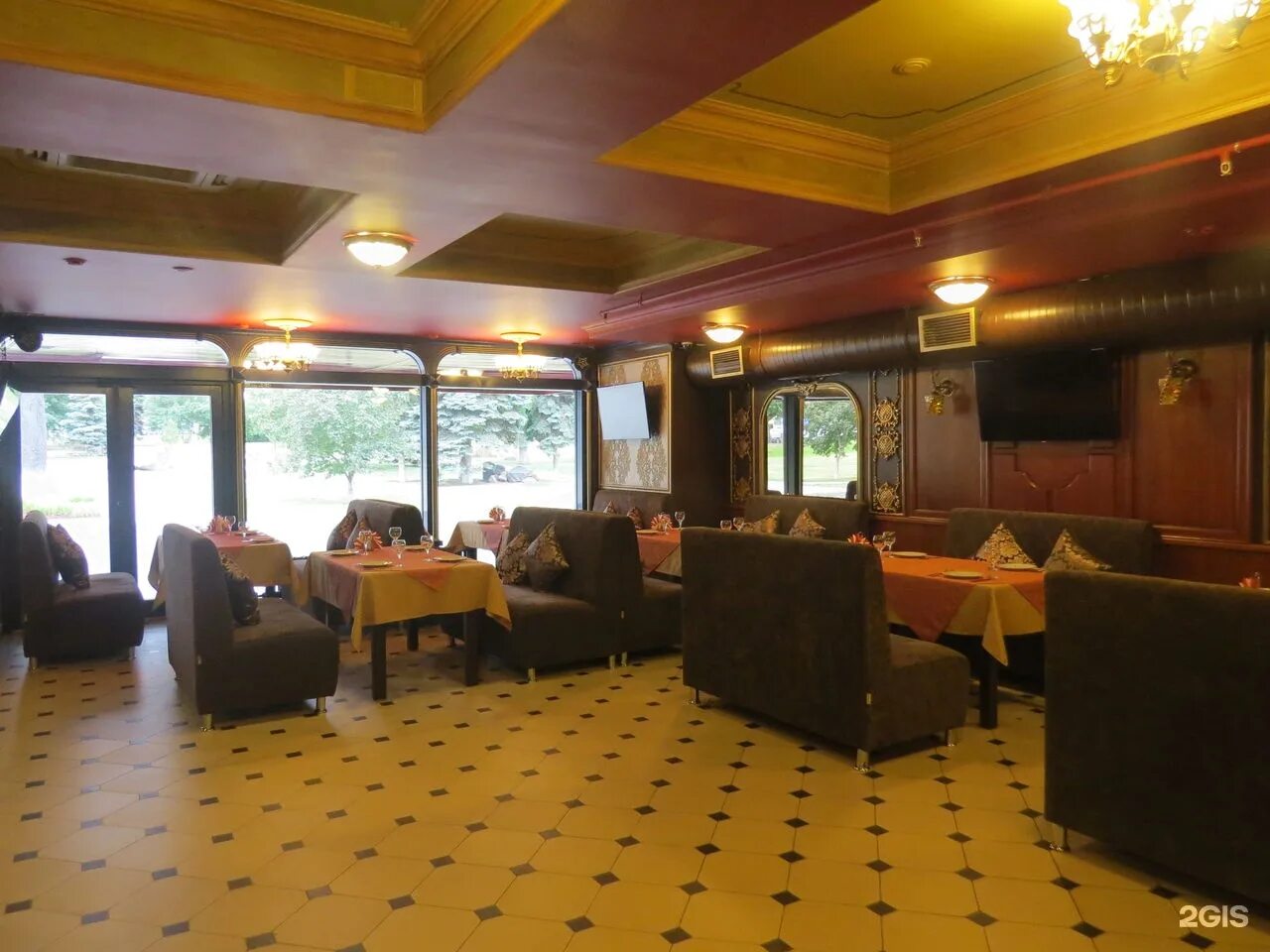 Кафе шестой угол. Арамина ресторан челябинск. Кафе звезда. Кафе кадриль красноярск на свободном. Трактир 6.