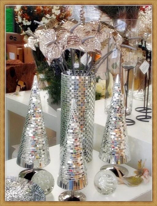 Ваза из дисков. Ваза из осколков стекла. Ваза из дисков компьютерных. Вазы из дисков. Поделки из компакт дисков.