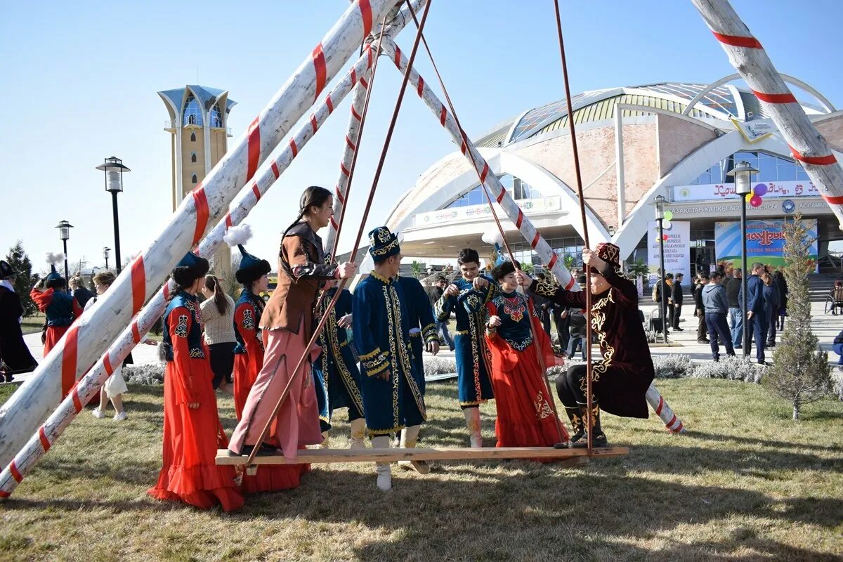 22 наурыз мерекесіне. Лисаковск Наурыз 22. Казахские национальные праздники. Празднование Наурыза. С праздником Наурыз.