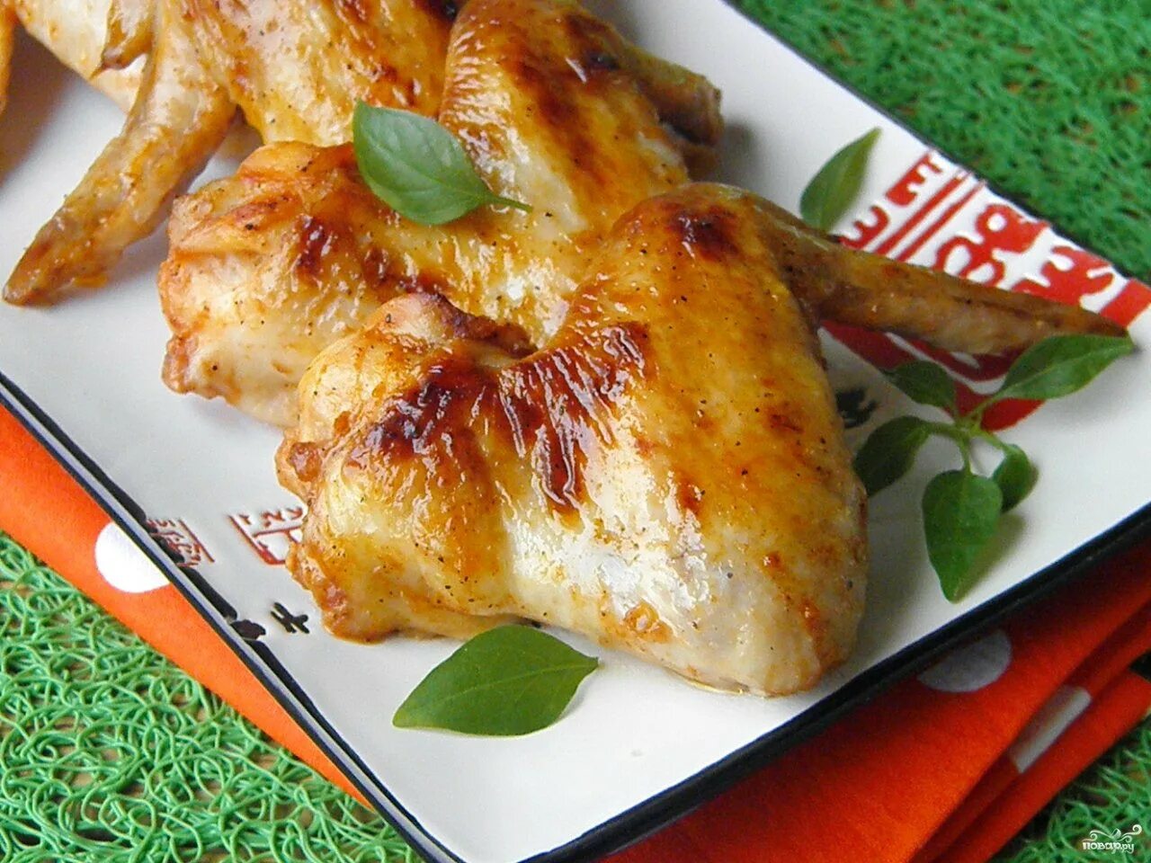 Готовим куриные крылышки 10. Запеченная курица в медовом соусе. крылышки в медовом соусе. куриные крылышки в медово горчичном соусе в форме для запекания. крылышки с аджикой и медом.