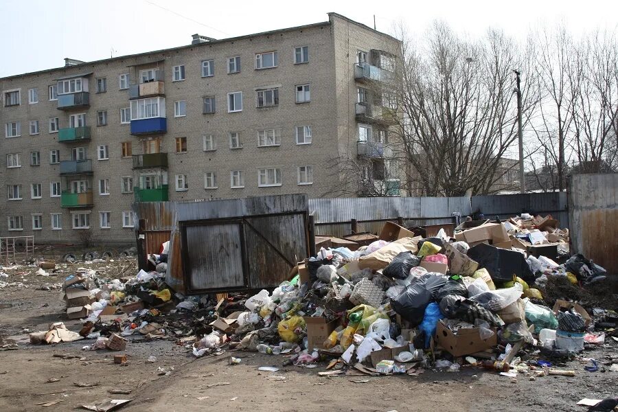 Свалка в городе. Отходы в городе. В районе мусорке