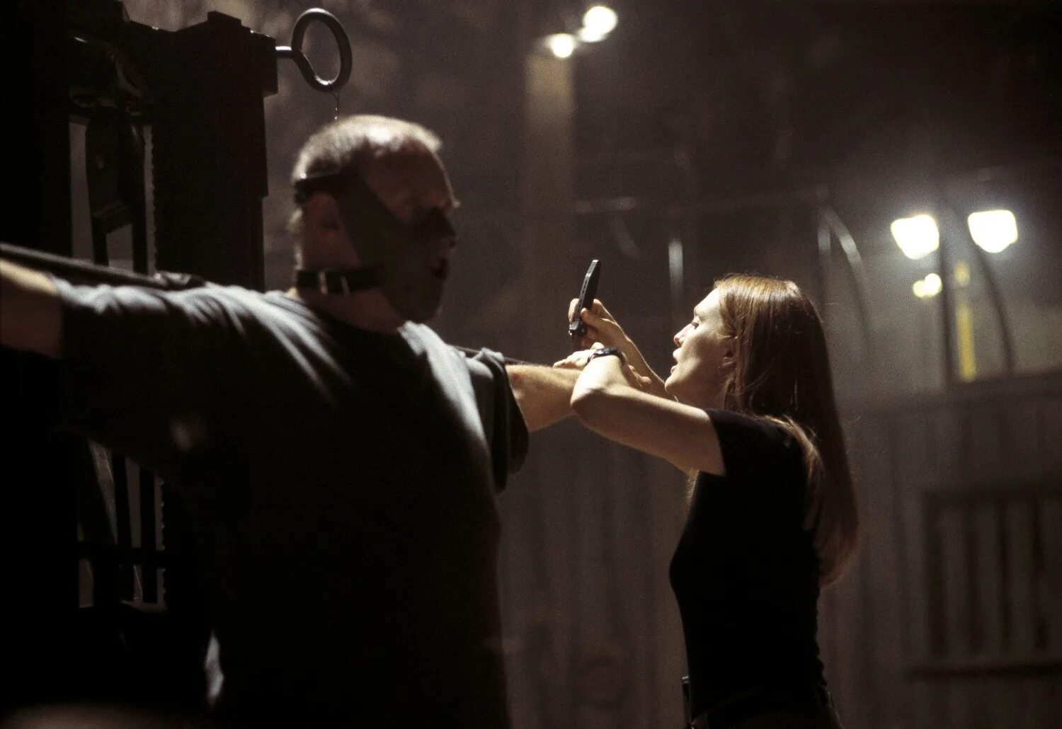 джулианна мур ганнибал 2001. ганнибал фильм 2001 кадры. ганнибал 2001. кларисса старлинг джулианна мур. ганнибал 2001.