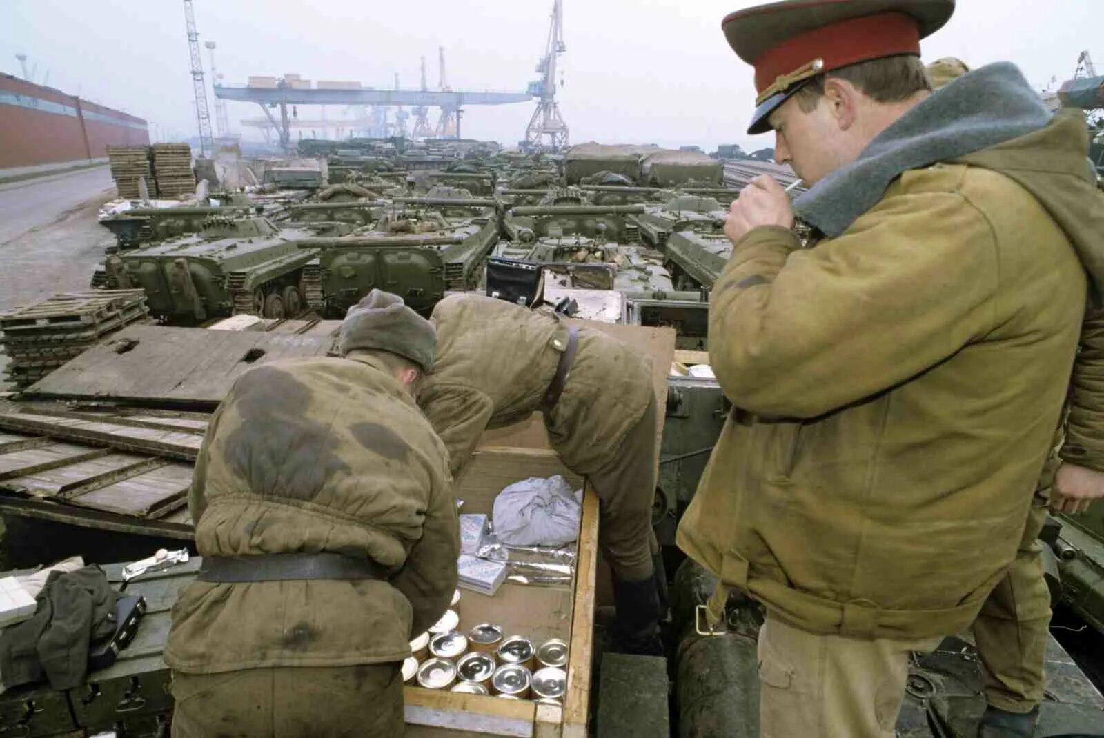 Вывод войск ссср из германии. Вывод войск из Германии 1994. Вывод советских войск из Германии 1990. Вывод ЗГВ из Германии. Вывод войск из Восточной Германии.