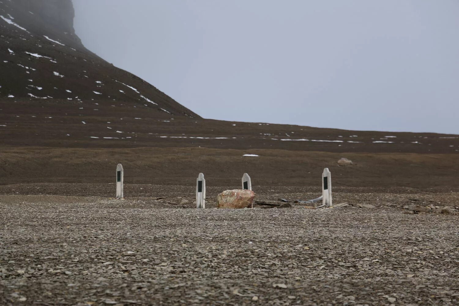 Экспедиция франклина могилы. Джон торрингтон экспедиция франклина. Остров бичи джон торрингтон. Остров бичи. Остров бичи канада.