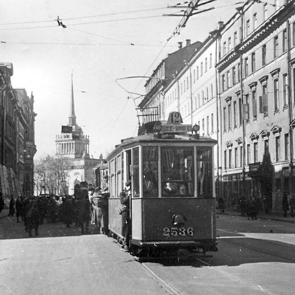 Трамвай первые 25. Ленинградский трамвай 1942. Блокадный трамвай Ленинграда. 15 Апреля 1942 трамвай в блокадном Ленинграде. Трамвай Ленинград 1941.