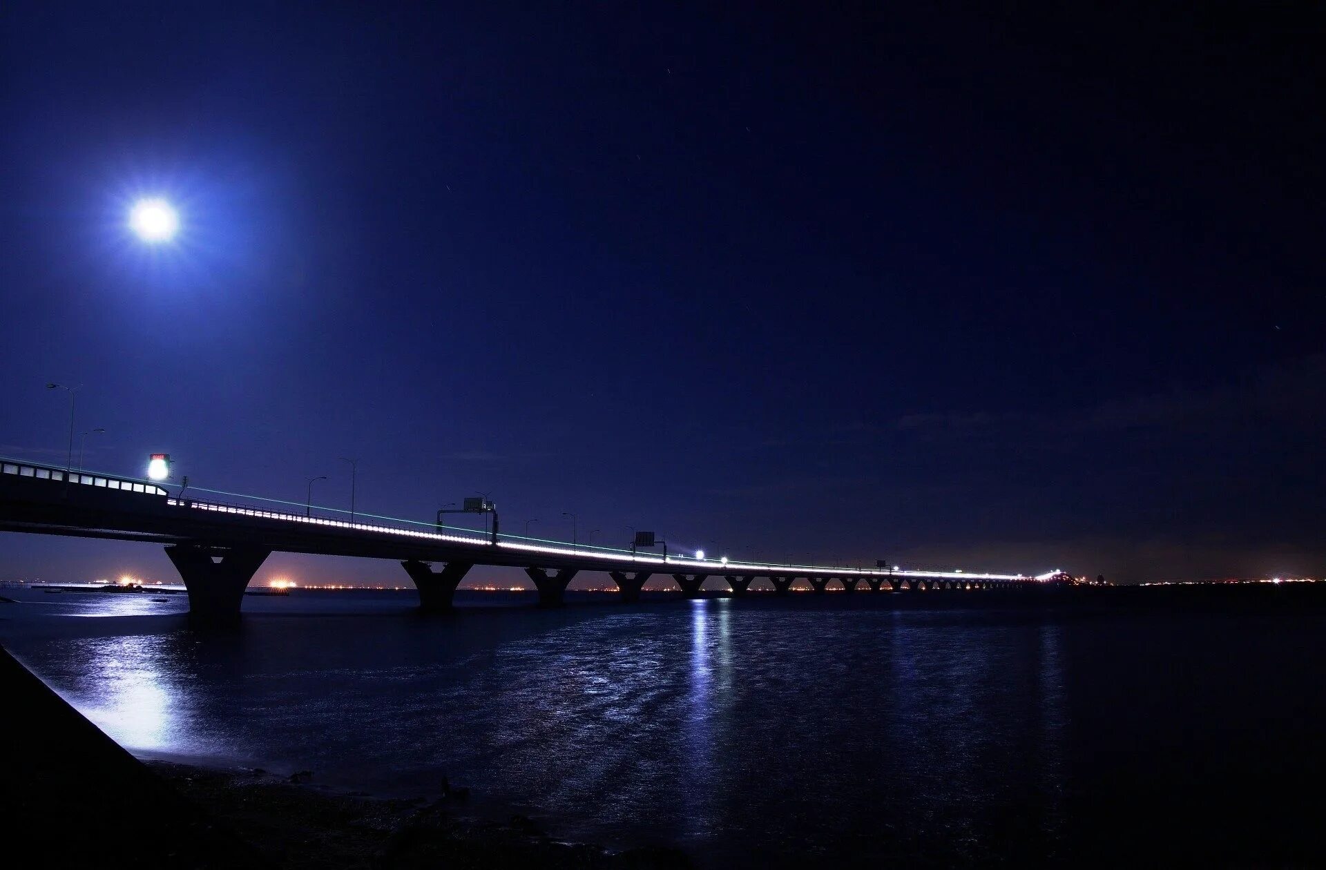 Свет огней луна. Астрахань Кубанский мост ночью. Город мост ночь. Мост вечером. Ночной пейзаж.