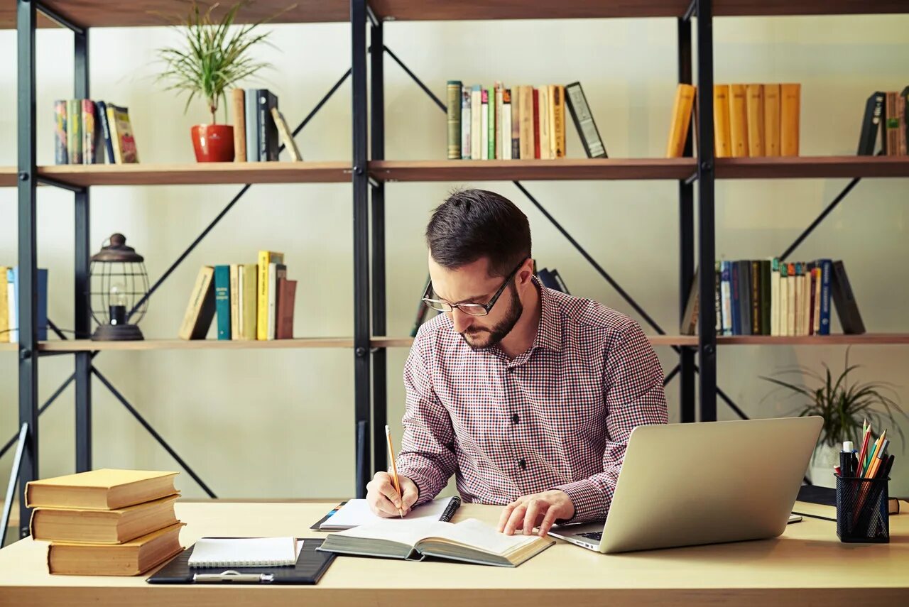 Книги прочитать бизнесмен. Бизнесмен в кресле. Человек с книгой в руках. Мужчина с книгой. Бизнесмен с книжкой.