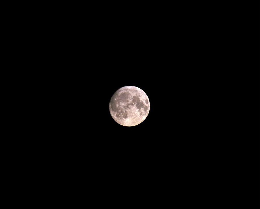 5 низшая луна. Суперлуние фото. Фото Луны высокого разрешения. Красная Луна. Сближение Луны с землей.