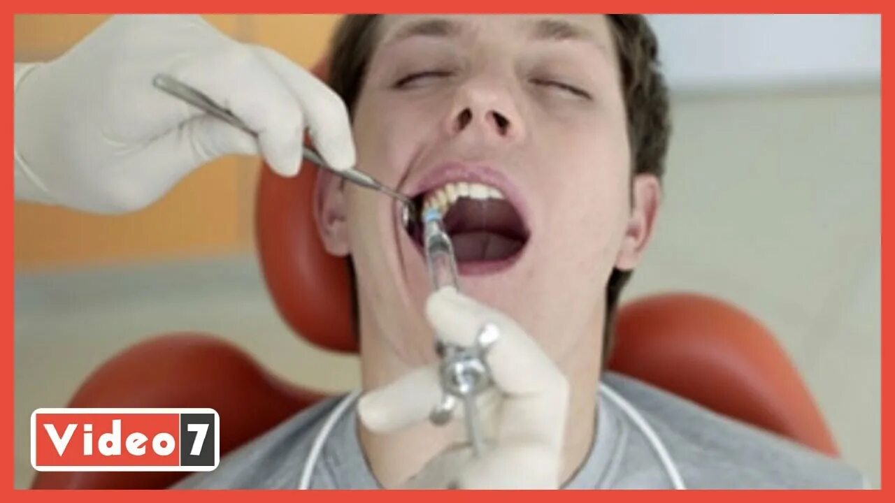 Зуб болит перевязана щека. Стоматолог делает укол. Опухла щека от зуба фото. Болит зуб после удаления.