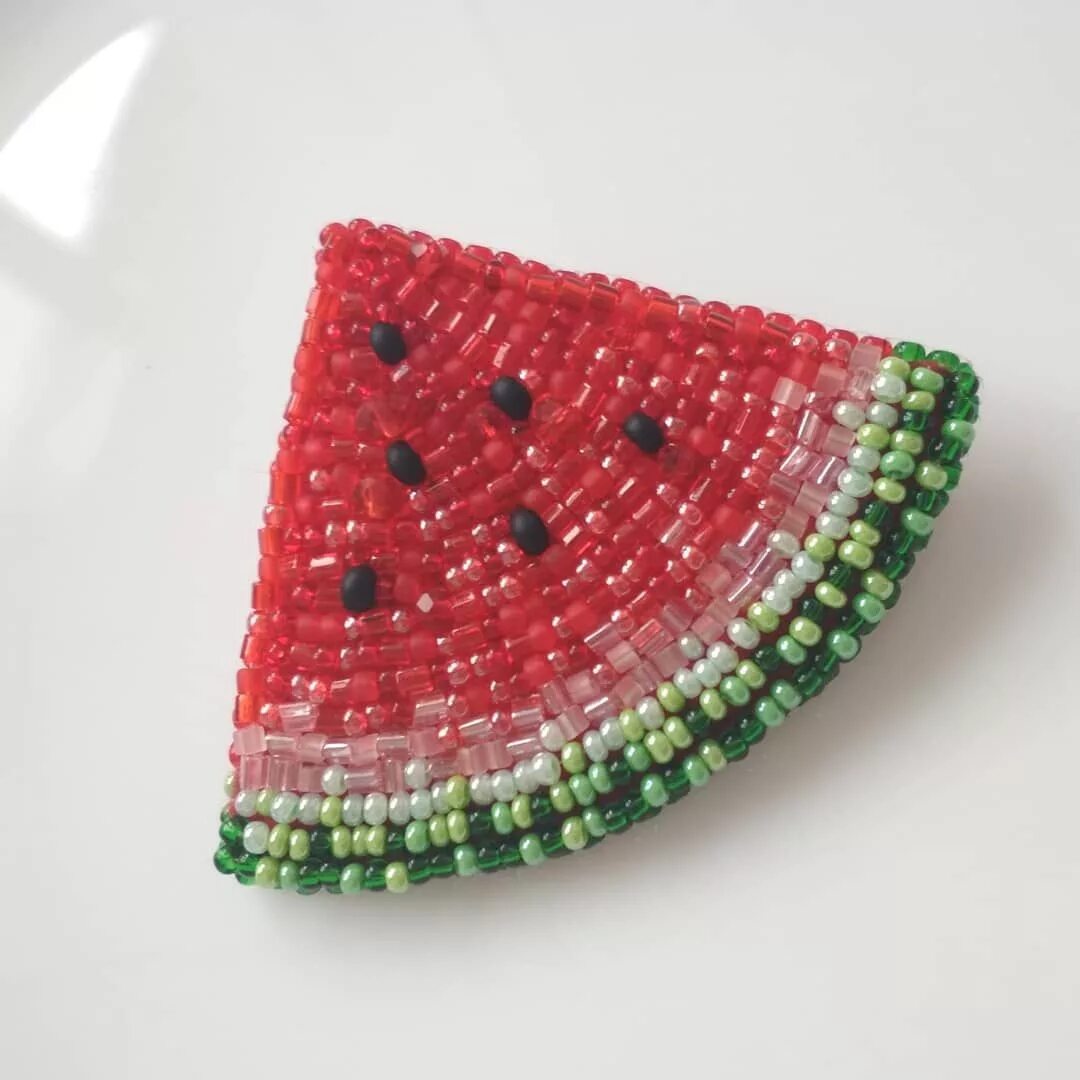 Арбуз из бисера. Серьги из бисера арбузики. Серьги арбузы из бисера. Серьги бисер кирпичный стежок арбузики. Долька арбуза из бисера.