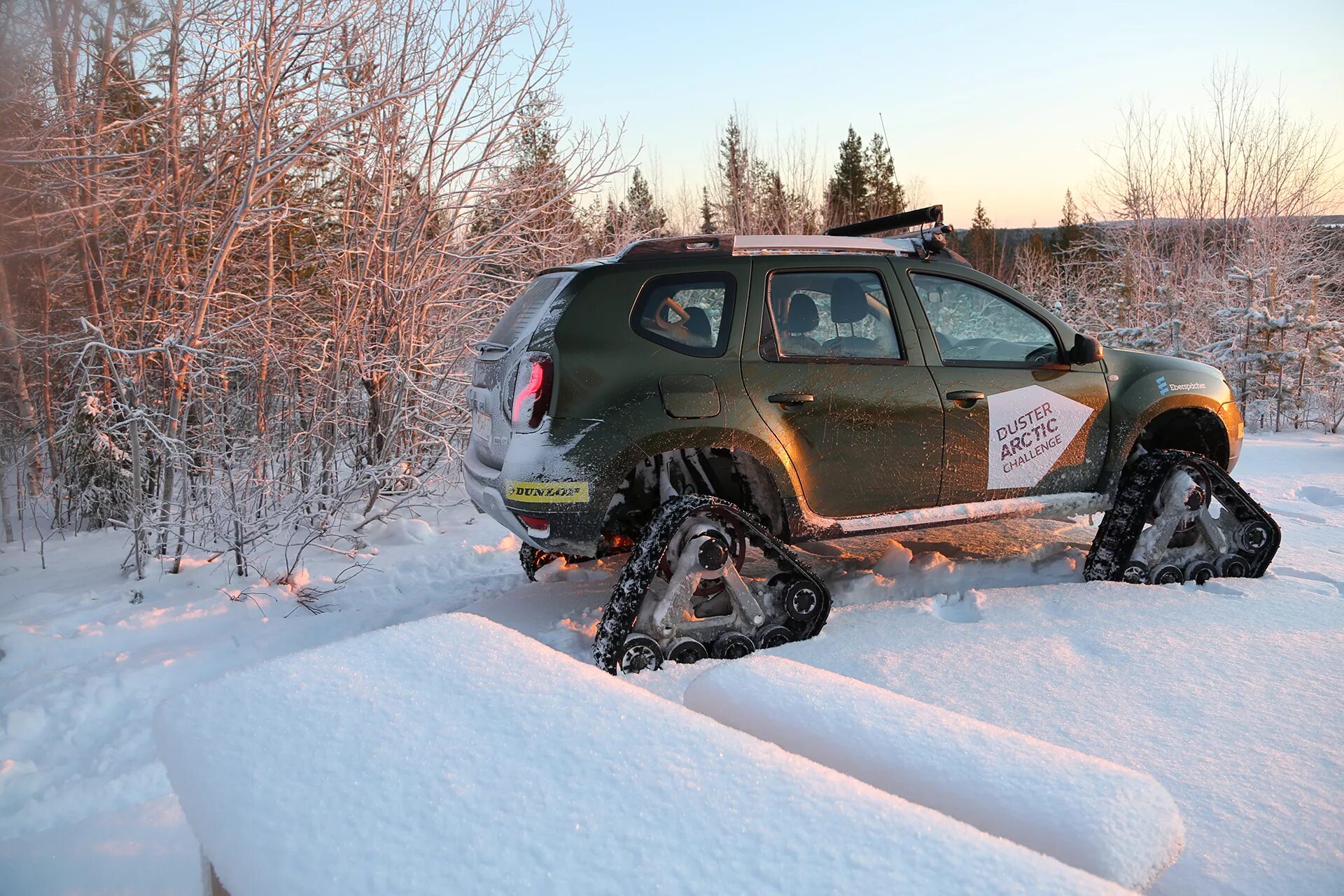 Зимний дастер. Renault duster на гусеницах. экспедиция на рено дастер. отвал для снега на рено дастер. рено дастер арктик тракс.