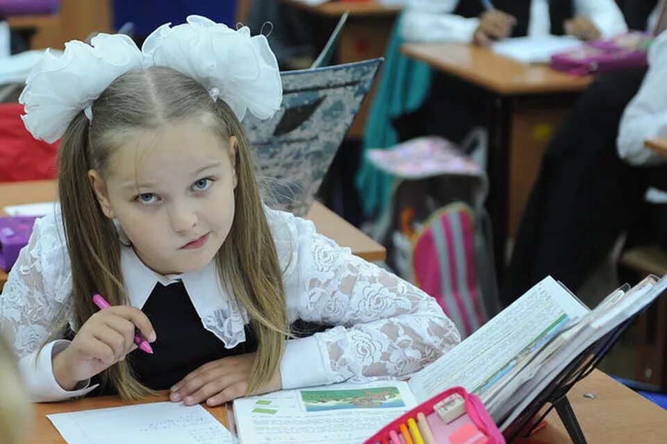 8 класс картинки девочки. Девочка за партой. школьницы младших классов. девочка в школе за партой. прилежная ученица.