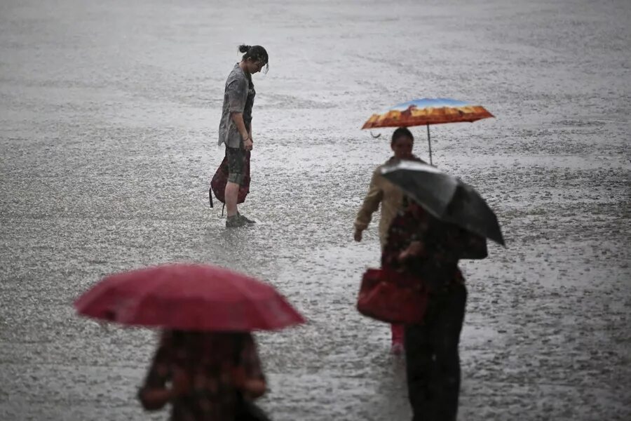 12 без дождя. Человек с зонтиком. Человек под зонтом. Под дождем без зонта. Человек под дождем без зонта.