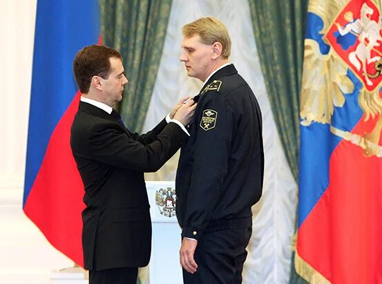 Вручение Медведевым ордена Мужества. Медведев вручает награды 2009. Вручение орденов Мужества президентом видео.