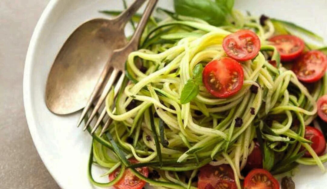 Салат из цукини. Лапша из цукини. Салат из огурца и кабачка. Салат из цукини. Салат из цукини.