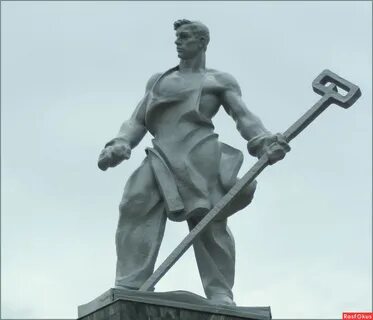 Памятник мужчина с мечом