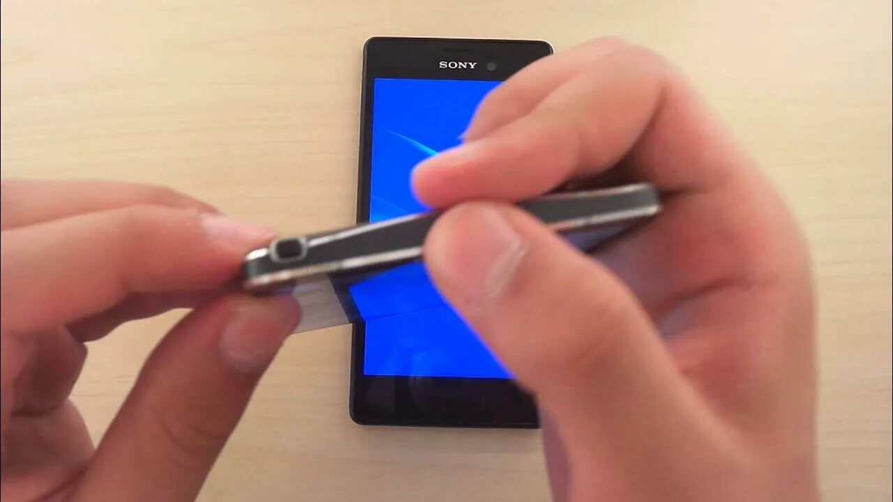 Как вставить сим сони. Sony xperia куда вставлять симку. сони иксперия где симка вставляется. как вставить симку в сони xperia. sony xperia как достать симку.