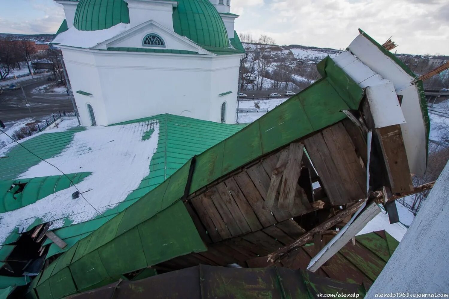 Сломал на крыше замок. Разрушенная Церковь Алапаевск. Восстановление обрушившейся крыши в храме. Алапаевск ураган.
