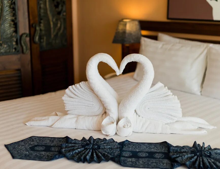 Фигуры из полотенец. Лебедь из полотенца. Фигурки из полотенец. Фигуры из полотенец в отелях. Лебеди из полотенец в отеле.