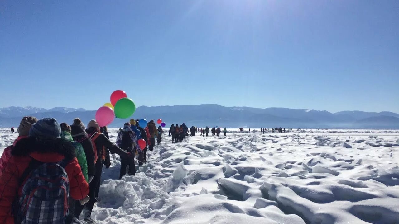 Прозрачный лед байкала. Люди на байкале. Байкал туры 2023. Фотосессия на льду. Байкал зимой люди.
