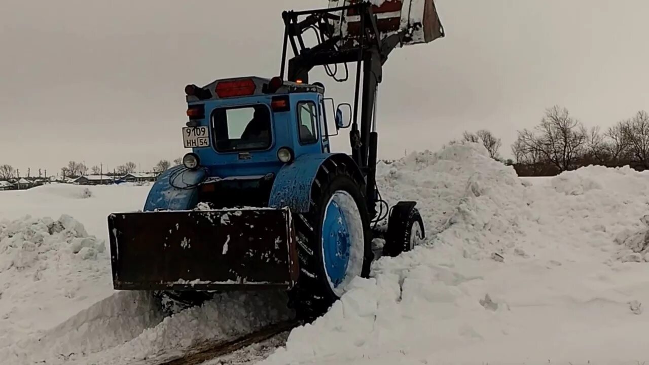 Т б снежная. Уборка снега т40. Трактор т40 для уборки снега. МТЗ 82.1 уборка снега. Трактор МТЗ 82 уборка снега.