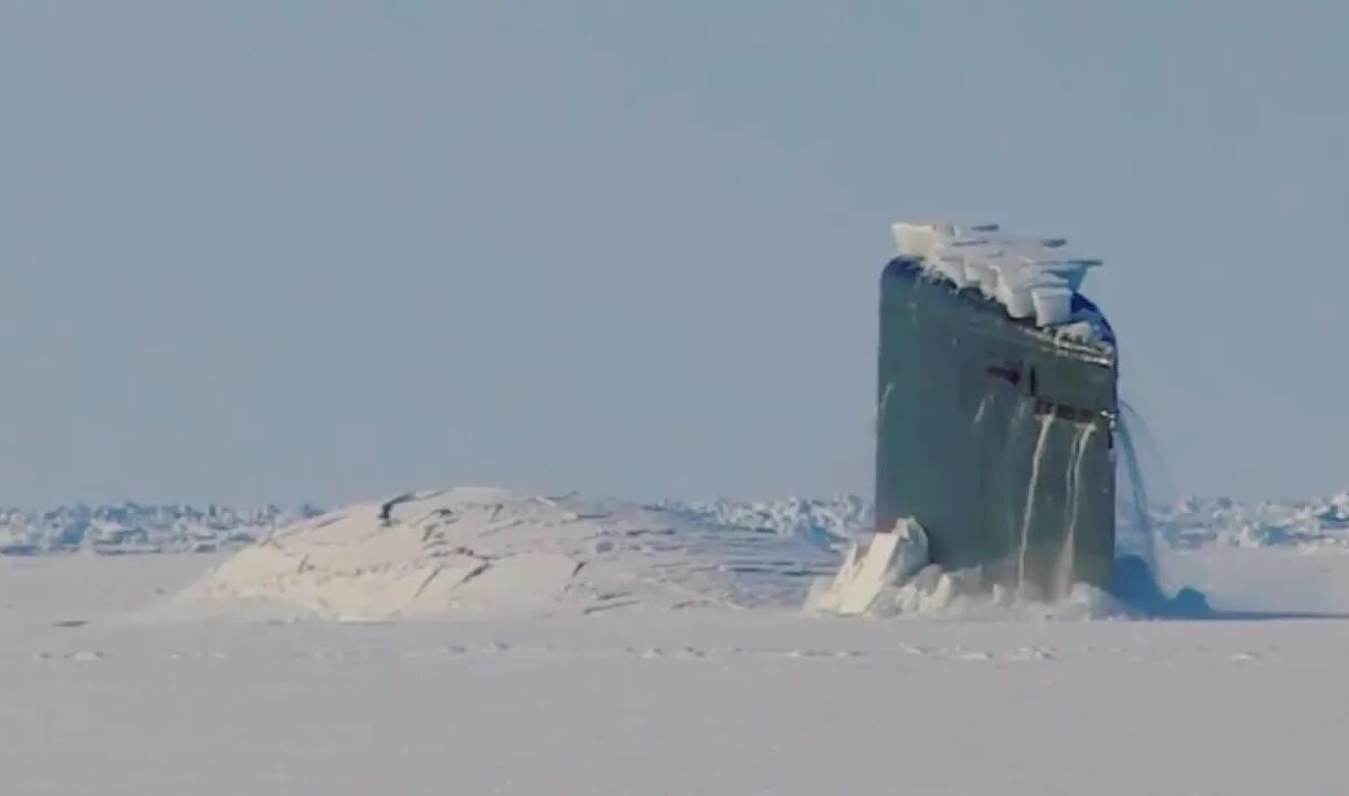 Подводная лодка уходит под лед. Подводная лодка Лос Анджелес. Арктические льды. Подводная лодка во льдах Арктики. Арктика ломает лед