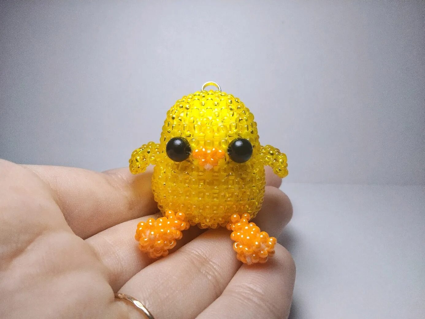Цыпа из бисера. Цыплёнок из бисера объемный. Цыпленок из бисера. Маленькая амигуруми из бисера цыпленок. Цыплёнок из бисера объемный.