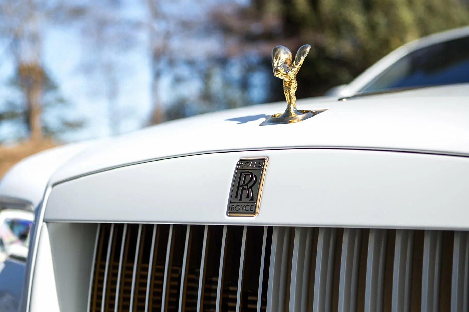 Роллс ройс на капоте. Роллс ройс капот. роллс ройс значок на капоте. rolls royce wraith капот.