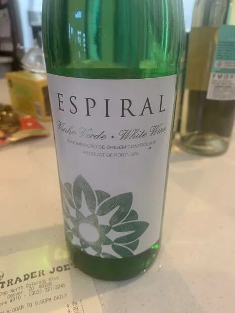 Вино espiral Vinho Verde. Vinho Verde Португалия. Винью Верде Эшпираль. Виньо Верде вино Португалия одуванчиком. Verde вино купить