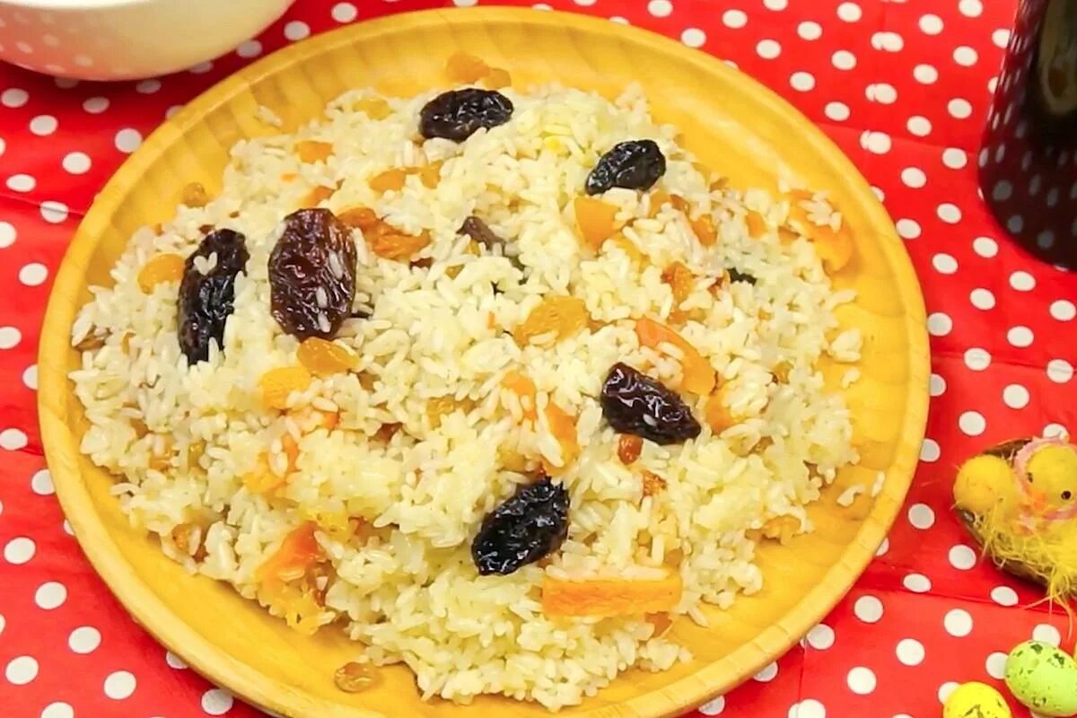 Рис с курицей и сухофруктами. Плов с курагой и черносливом. плов с сухофруктами изюм курага. плов с черносливом изюмом курагой. рис с курагой и черносливом.