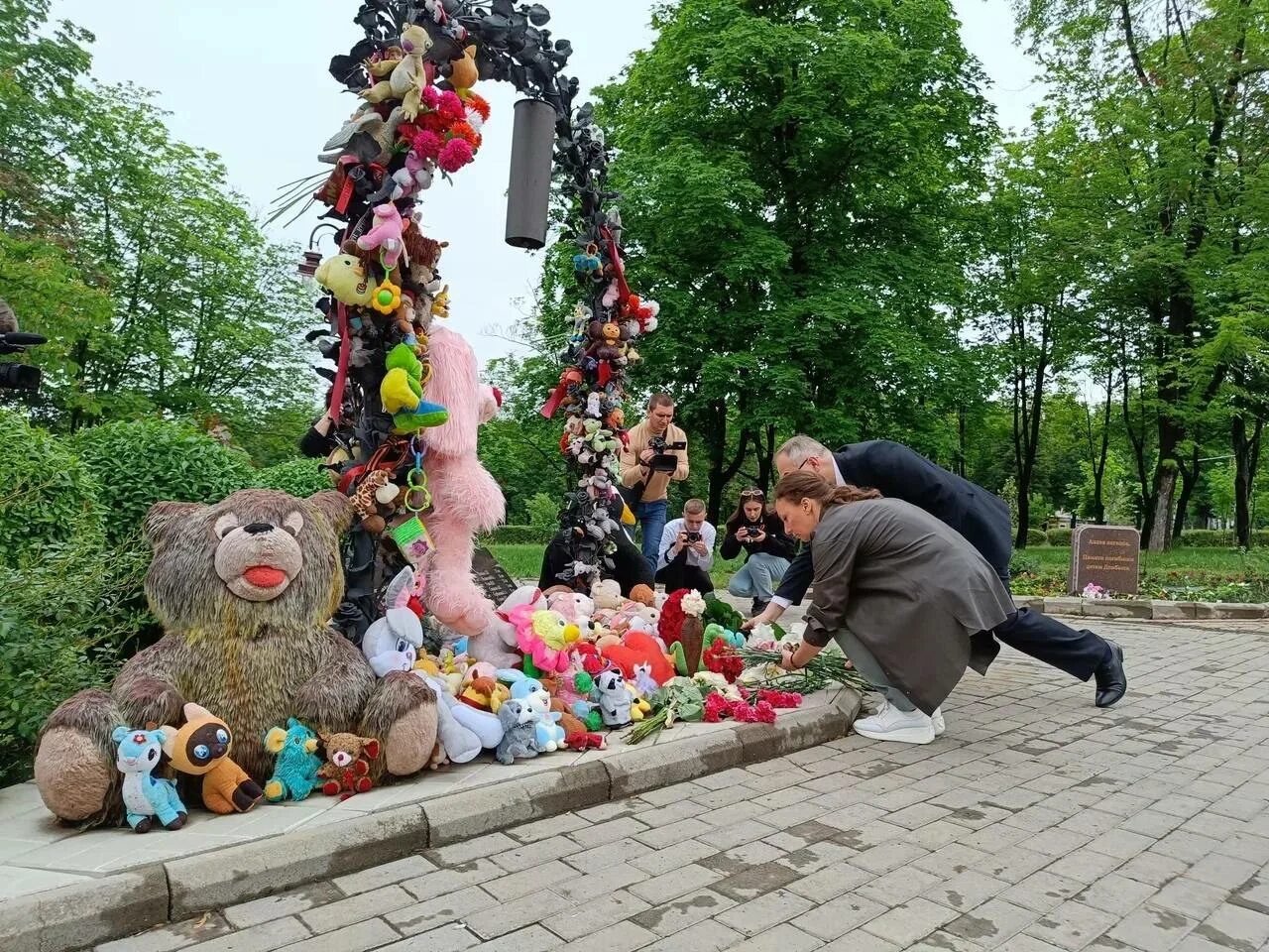 Аллея детей в Донецке. Аллея ангелов в Донецке. Аллея ангелов. Памятник погибшим детям в Донецке. Аллея детей в донбассе