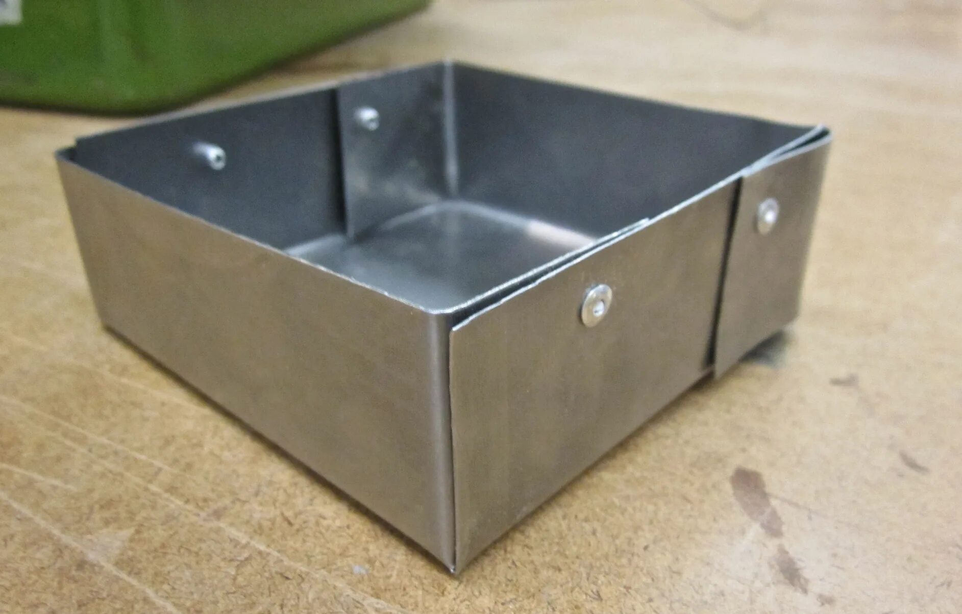 Коробка оцинкованная. Короб металл 180х160. Ящик из листового металла. Коробочка из листового металла. Металлическая коробка.