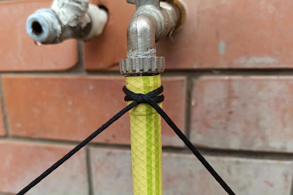 Обжать садовый шланг. Обжать хомутом армированный шланг. Обжать шланг проволокой. Сливной шланг для стиральной машины. Как прикрутить шланг.