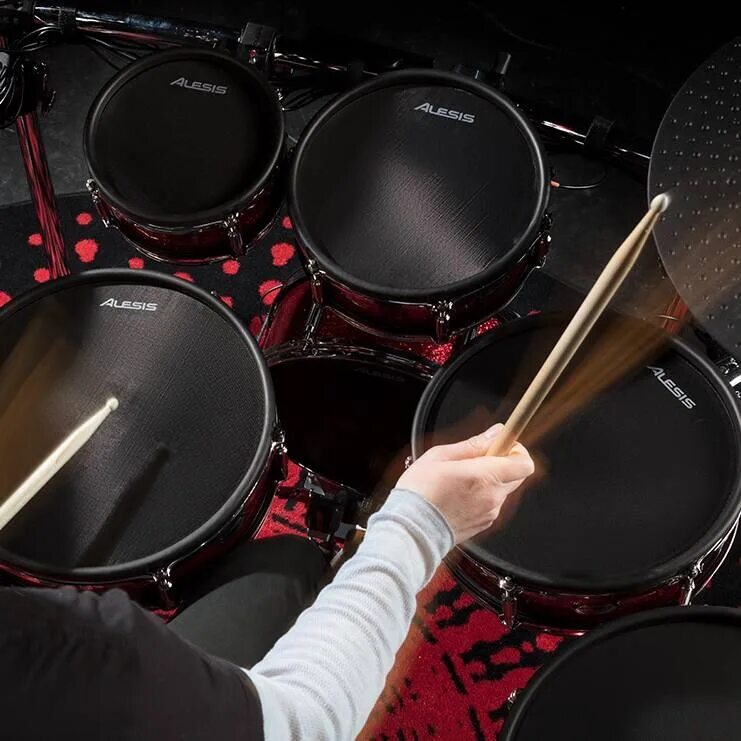 Класс игры на барабанах. Alesis Strike Kit. Alesis Strike Pro Kit. Alesis Drums. Красивые барабаны.