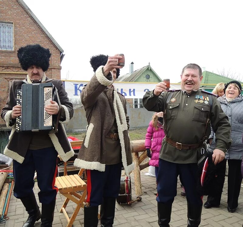 Современные казаки пьяницы. Пьяные казаки. Ряженый козак. Современные казаки пьяницы. Пьяные казаки.