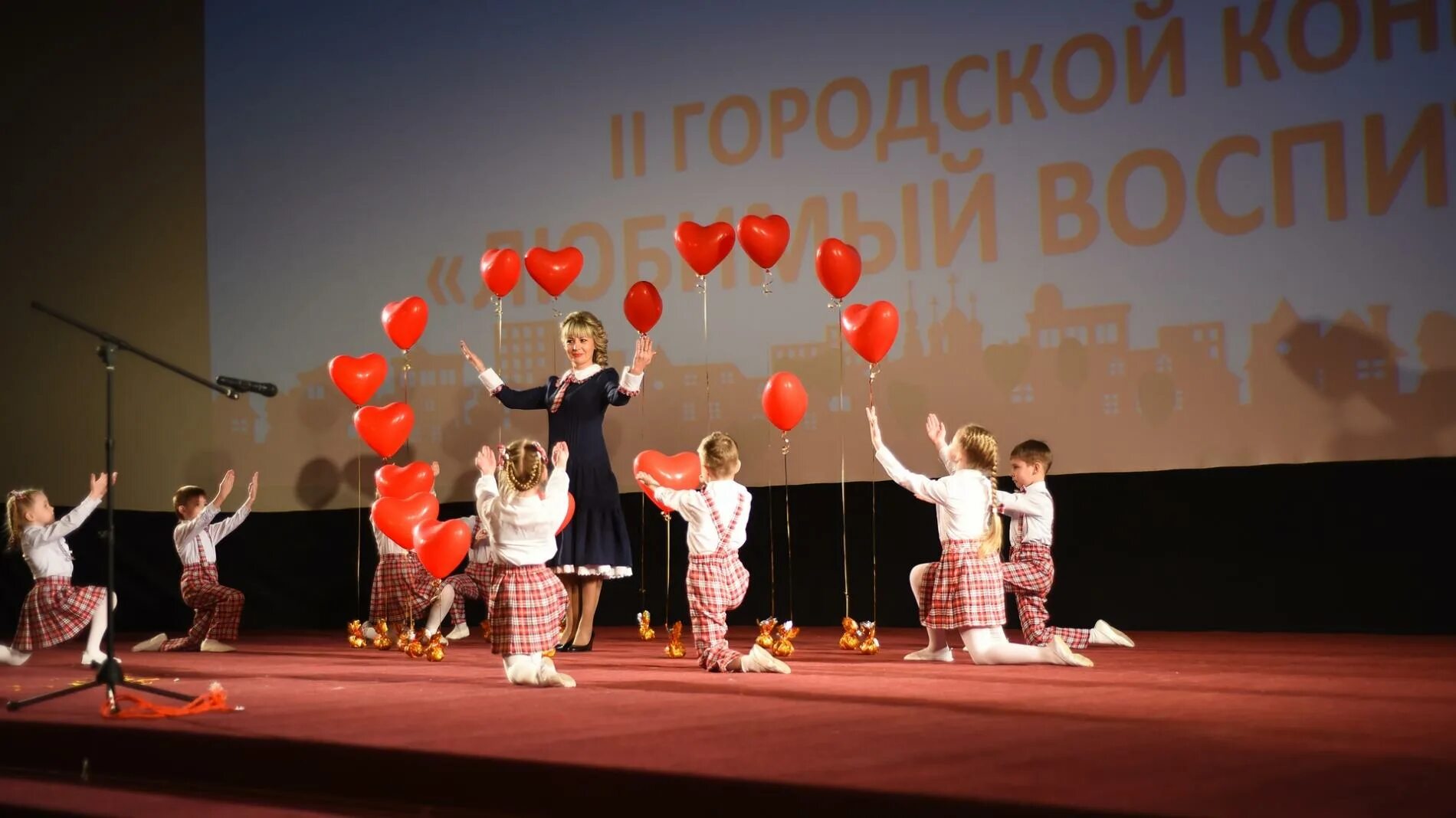 Карнавал чуковского карамболь. Москвина воспитатель вологда. Прическа на конкурс учитель года. Суховеева анна воспитатель. Воспитательница садика 179.