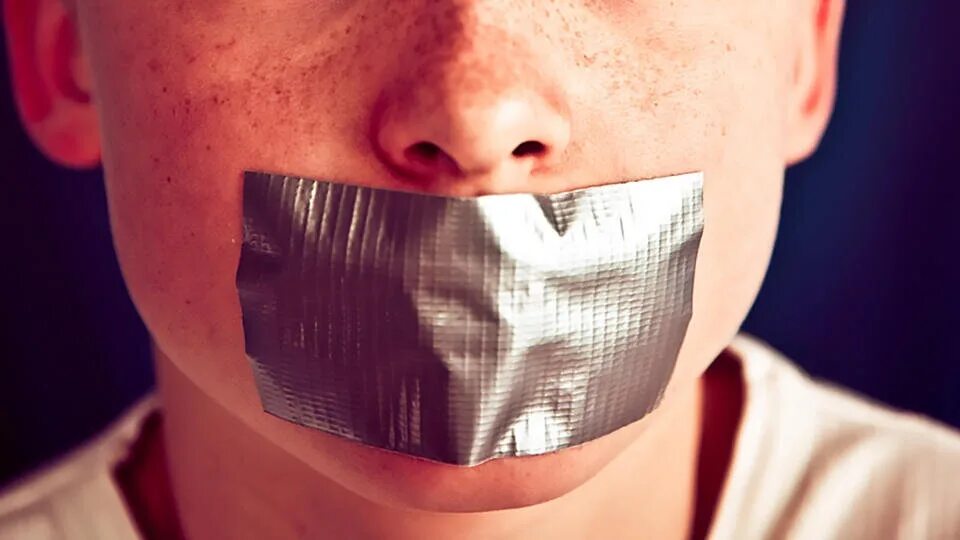Парень с заклеенным ртом. Девочка с заклеенным ртом. У женщины заклеен рот скотчем. Эбигейл бреслин лимб 2013. Рот заклеен скотчем.