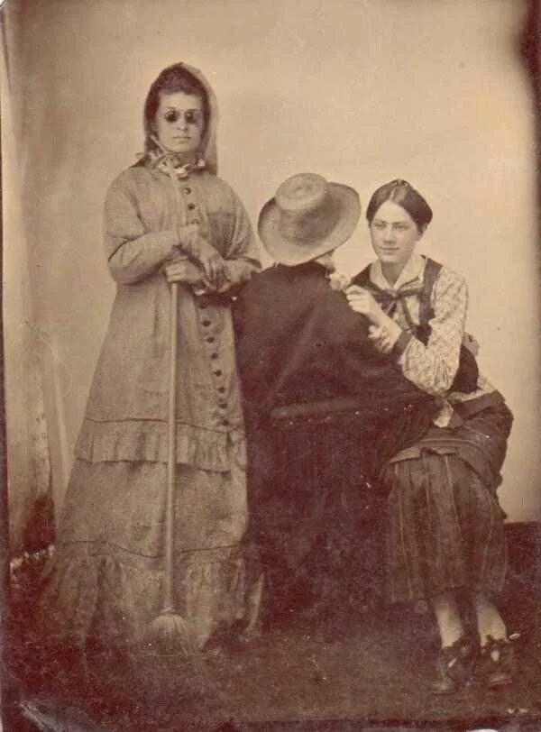 Старые фотки с. Post mortem викторианской эпохи. Старые фотки с. 1900 люди фотографии. Интересные старые снимки.