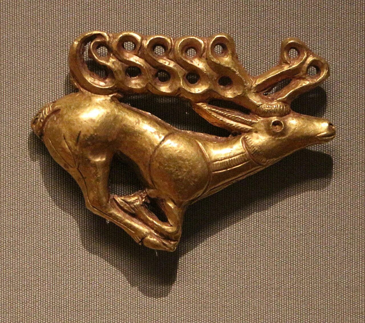 золото скифов эрмитаж золотая кладовая. скифский сибирский звериный стиль. тагарская культура звериный стиль. э. скифское золото звериный стиль.