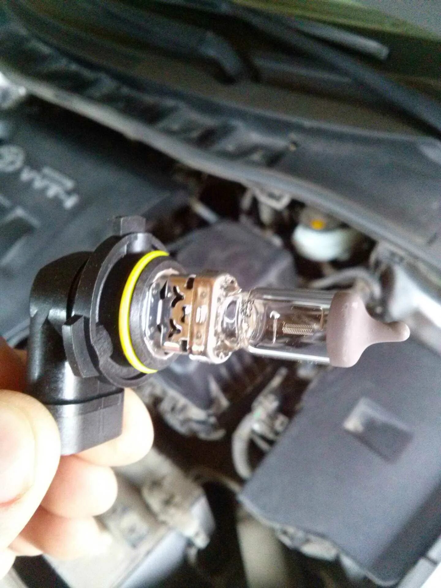 Лампа ближнего света toyota corolla e150. Замена лампочек фар тойота королла. Лампа ближнего света тойота королла. Тойота королла 2008 ближний свет лампа. Лампа ближнего света toyota corolla 2014 год.