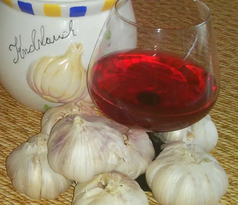 Домашний отвар. Процедить зедень через марлю. Марля для процеживания. Затем процедить. Фильтрация воды через марлю.