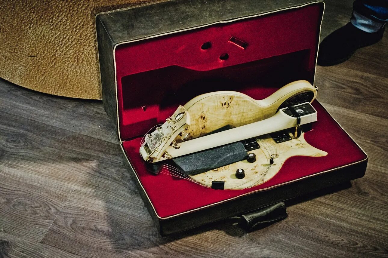 Авиабагаж музыкальные инструменты. Гитара в ручной клади. Гитара в ручной клади. Перевозка гитар. Гитара в ручной клади.