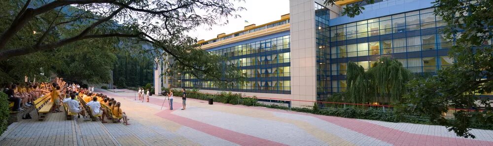 янтарный лагерь артек комнаты. янтарный артек лагерь в артеке. корпус лагеря янтарный артек. янтарный лагерь артек. артек янтарный.