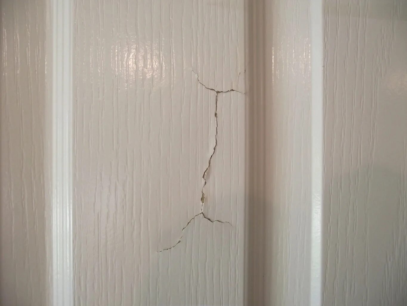 Царапины на ламинате. Сколы на экране смартфона. Трещины в бетоне. Царапина на телефоне. Трещина на телефоне.