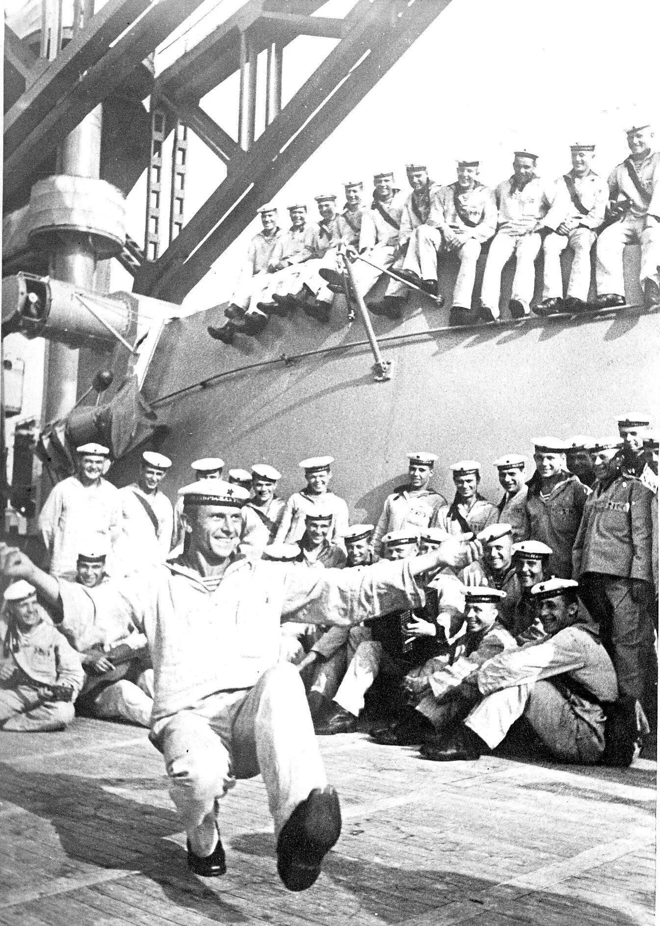 Танцевальный ансамбль черноморского флота. Моряки на палубе. Моряки яблочко. На палубе матросы танцуют матросы. Ансамбль черноморского флота.